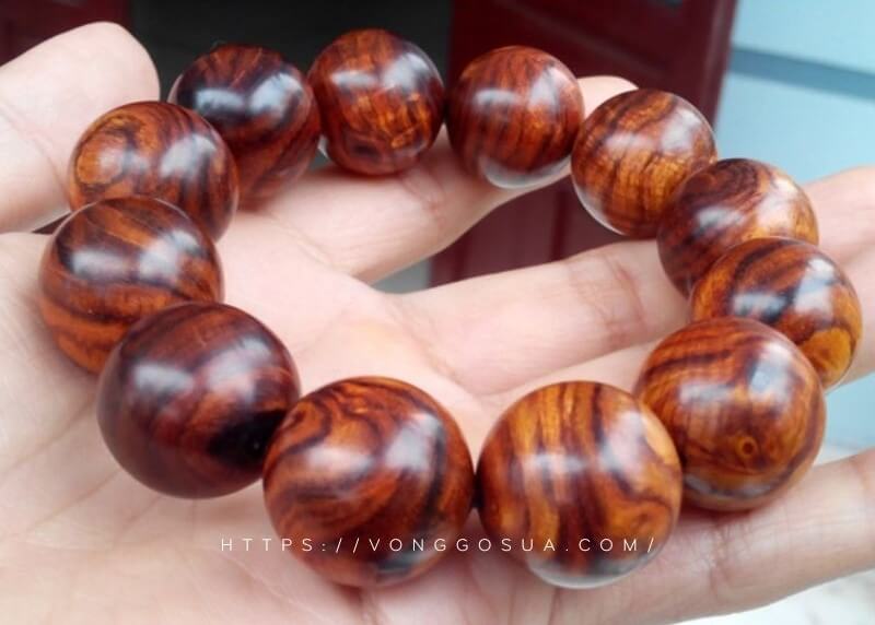 Hình ảnh vòng gỗ sưa đỏ quý hiếm siêu già